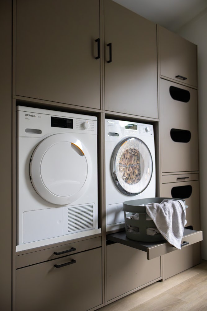 Einbauschrank für Waschmaschine und Trockner in Dunkel Taupe Einbauschrank für Waschmaschine und Trockner in Dunkel Taupe. Ein kompletter Waschmaschinenumbauschrank als Schrankwand für den HWR.